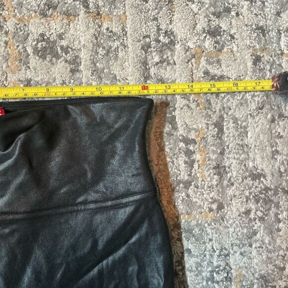 SPANX FAUX LEATHER LEGGINGS! EUC! SIZE M - Picture 3 of 8